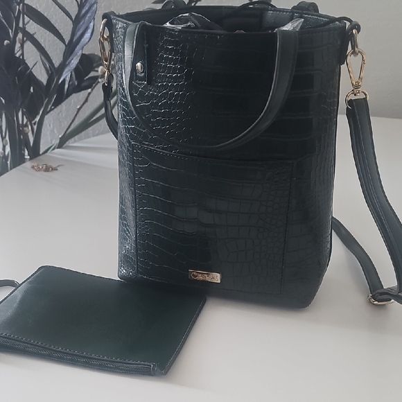 Elegant Dark Green Croc-Embossed Shoulder Bag - Picture 2 of 9